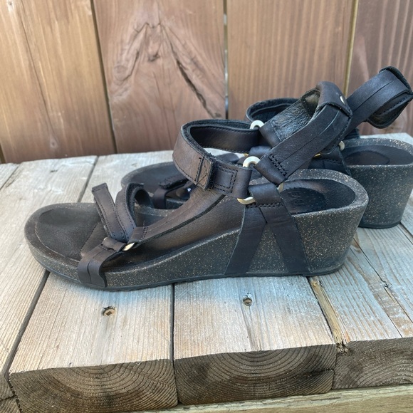 Teva Ysidro Black Leather Universal Wedge Sandals with Velcro Straps Women’s 8 - Picture 5 of 10
